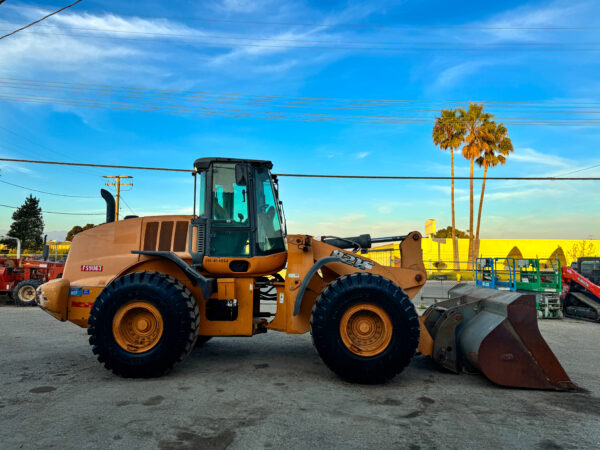 2012 Case 821F Wheel Loader - Image 6